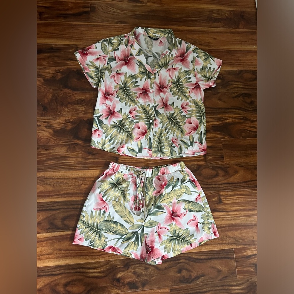 Women’s Allegra K Hawaiian 2 piece floral set. Pink and green. size medium